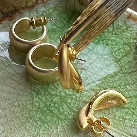 BUNDLE OF 2 BRUSHED GOLD OPEN HOOP EARRINGS - Picture 2 of 5